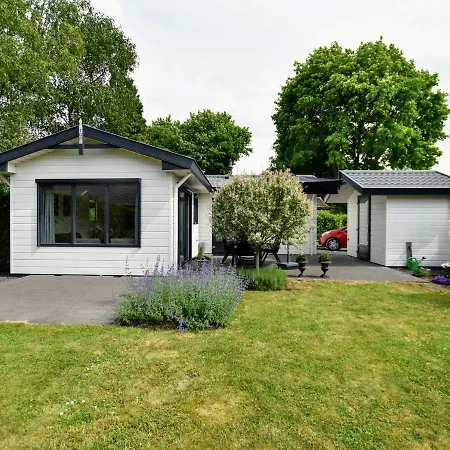 Spacious In With Garden *